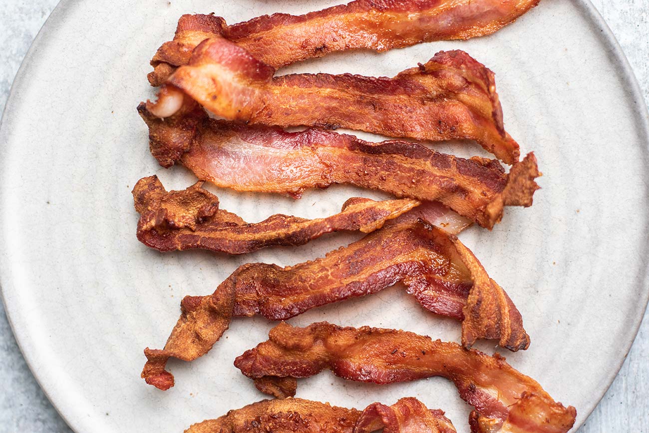 https://blissfullylowcarb.com/wp-content/uploads/2022/01/crispy-bacon-feature.jpg